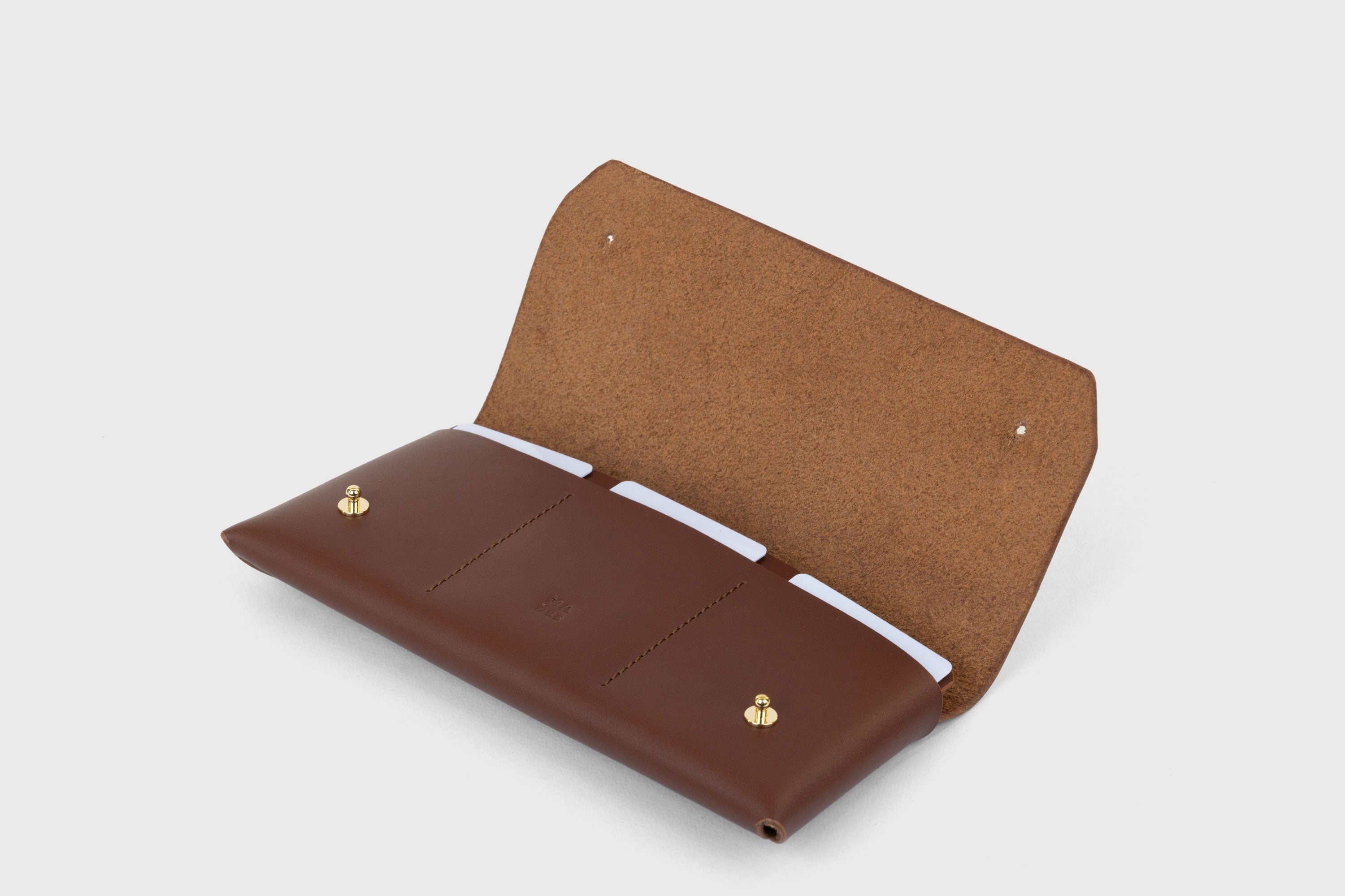Wallet Pouch Dark Brown Color Leather Cardholder Phone Minimalistic Design Vegetable Tanned Leather Full Grain Premium Quality Atelier Madre Manuel Dreesmann Barcelona Spain