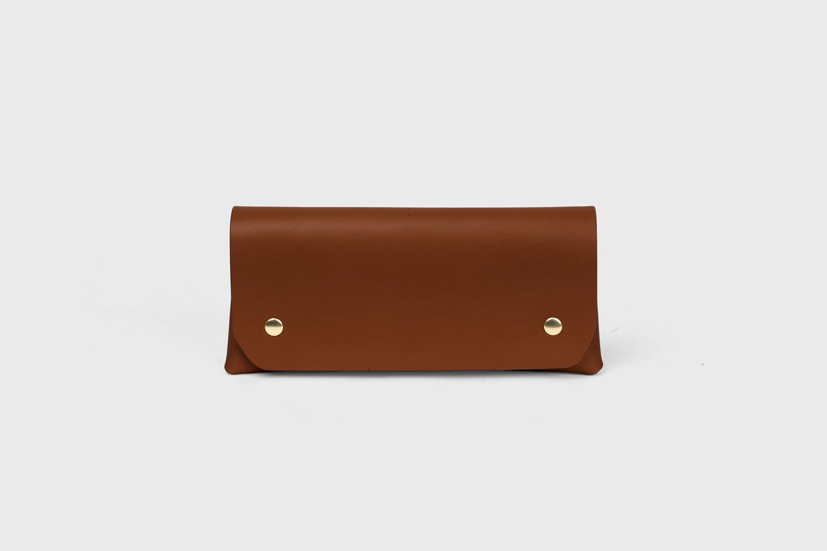 Wallet Pouch Dark Brown Color Vegetable Tanned Leather Minimalistic Design Atelier Madre Manuel Dreesmann 1