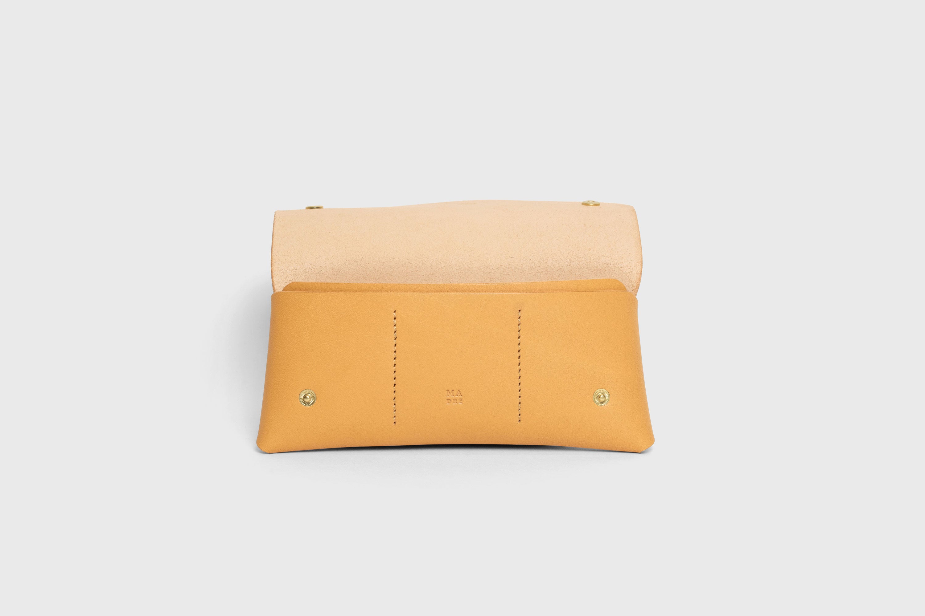 Wallet Pouch Premium Leather Brown Color Multi Compartment Handle Minimalist Design Atelier Madre Manuel Dreesmann Barcelona Spain