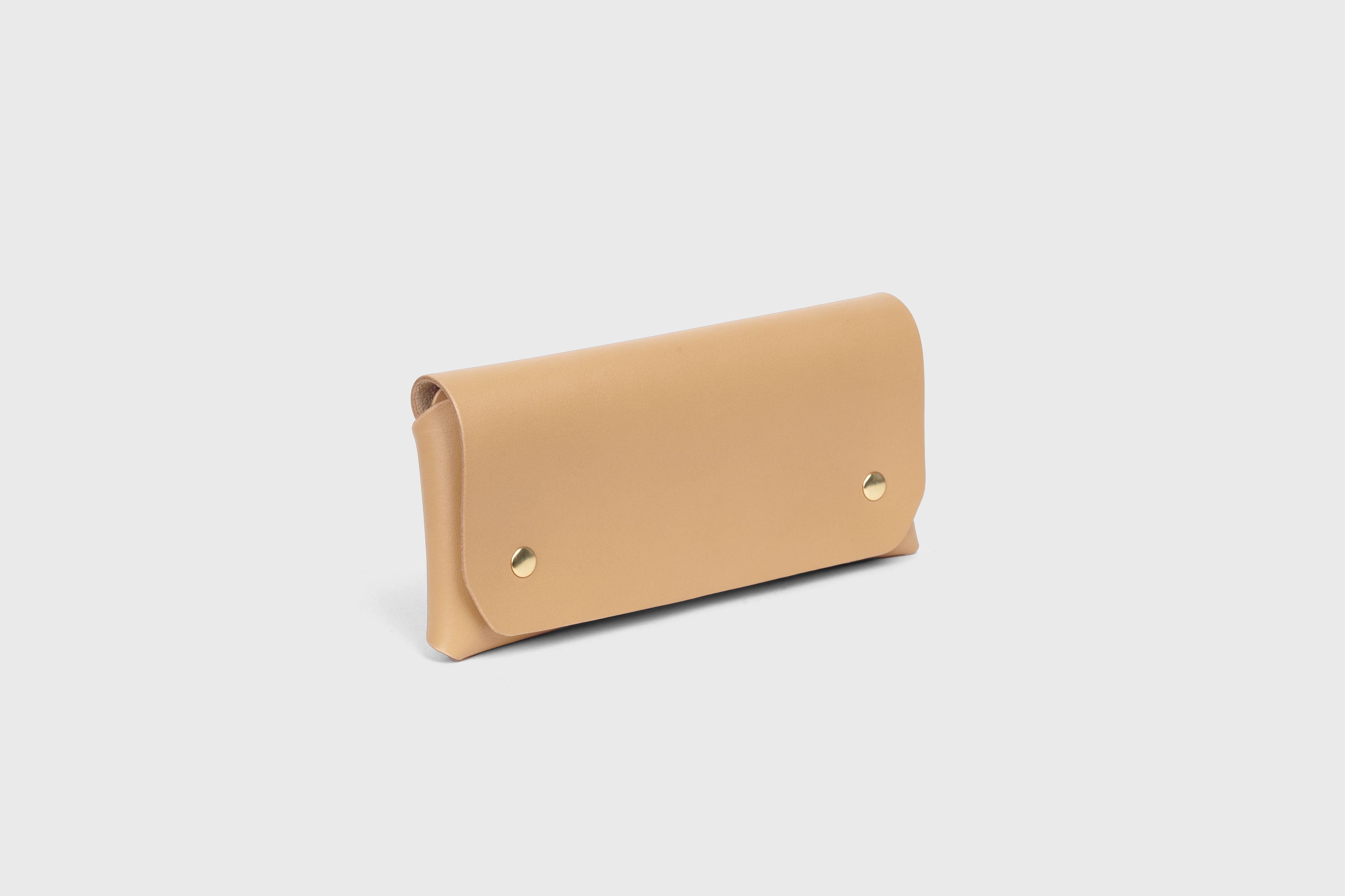 Wallet Pouch Natural Leather Cardholder Phone Minimalistic Design Vegetable Tanned Leather Full Grain Premium Quality Atelier Madre Manuel Dreesmann Barcelona Spain
