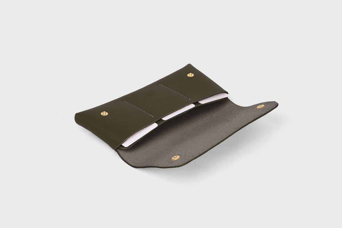 Wallet Pouch Olive Green Color Vegetable Tanned Leather Minimalistic Design Atelier Madre Manuel Dreesmann 4