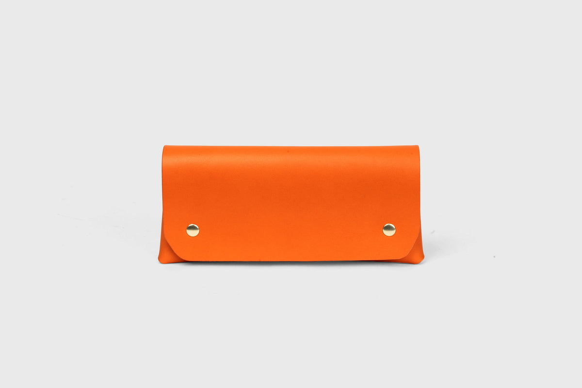 Wallet Pouch Orange Color Vegetable Tanned Leather Minimalistic Design Atelier Madre Manuel Dreesmann 1