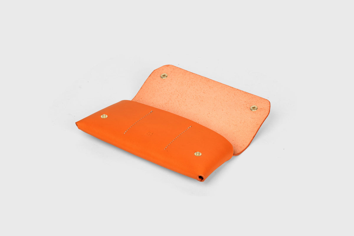 Wallet Pouch Orange Color Vegetable Tanned Leather Minimalistic Design Atelier Madre Manuel Dreesmann 3