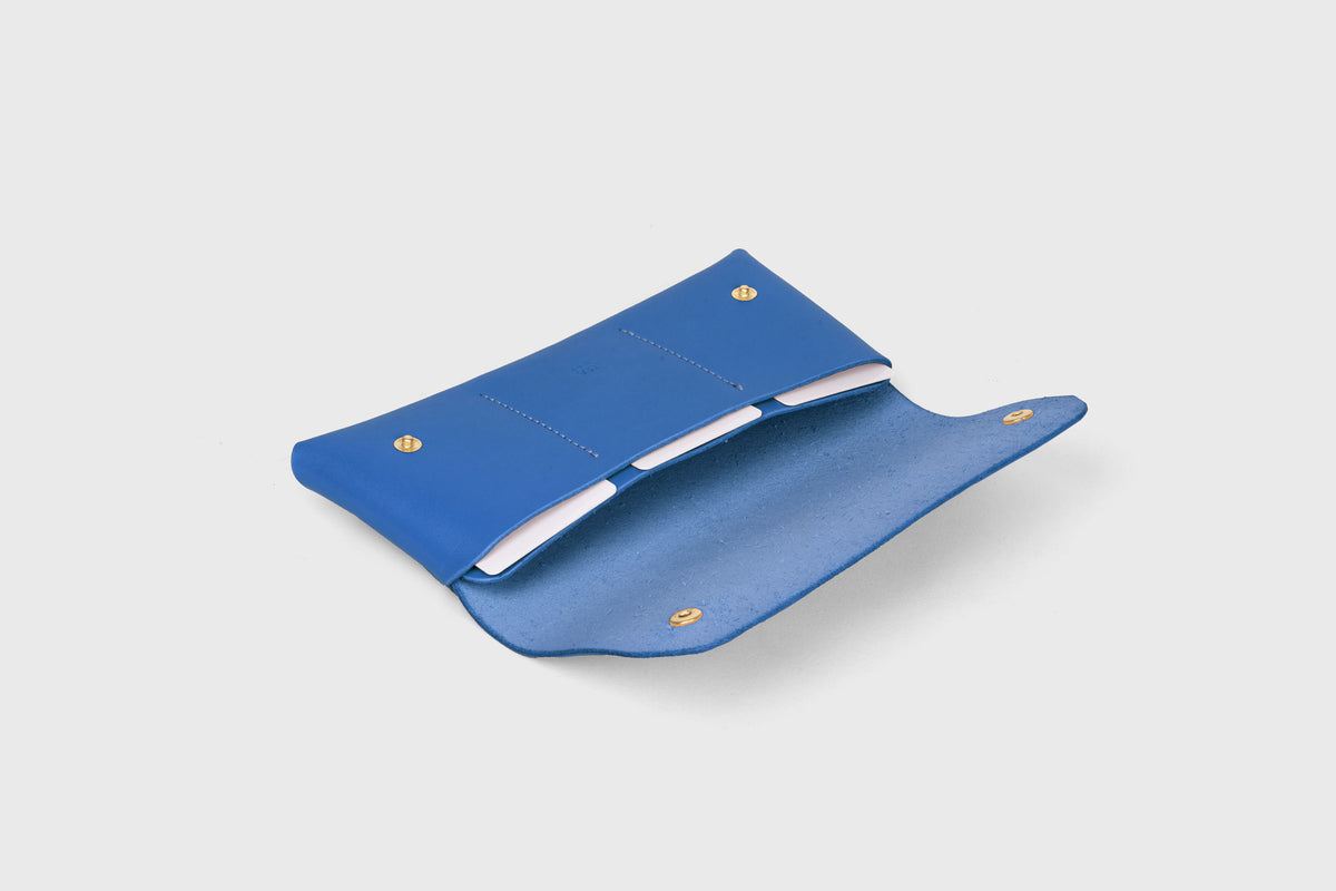 Wallet Pouch Royal Blue Color Vegetable Tanned Leather Minimalistic Design Atelier Madre Manuel Dreesmann 4