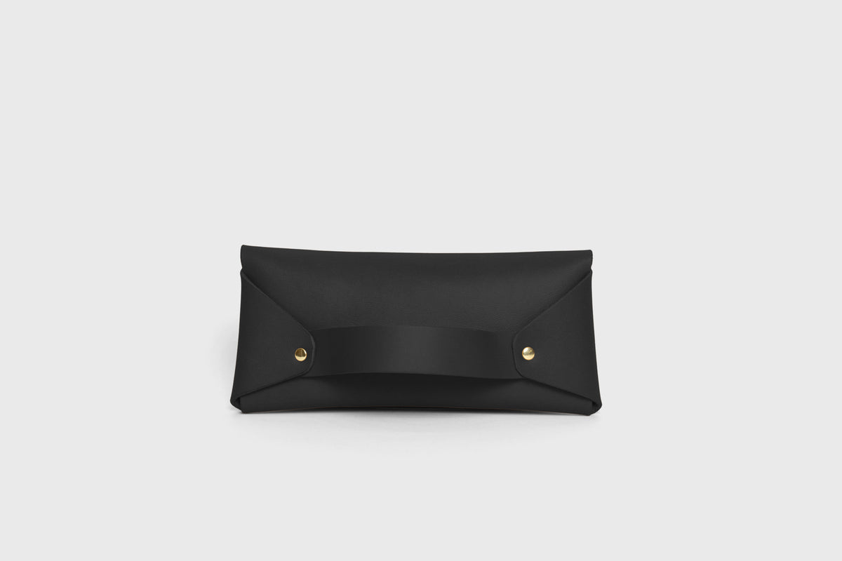 Wallet Pouch with Handle Black Colour Leather Vegetable Tanned Modern Minimal Design Premium Quality Atelier Madre Manuel Dreesmann Barcelona 4