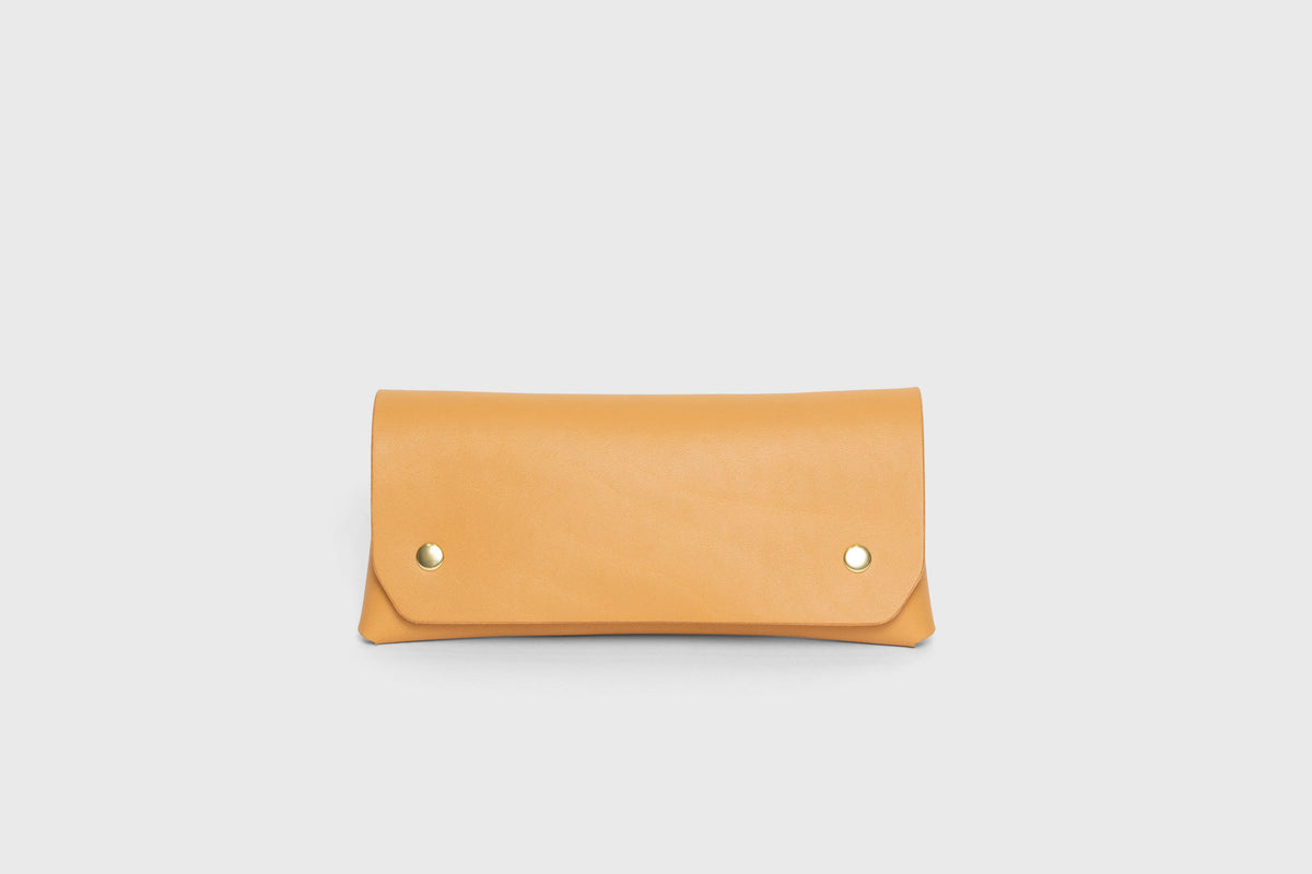 Wallet Pouch with Handle Brown Multi Compartment Minimalist Atelier Madre Manuel Dreesmann Barcelona Spain 1