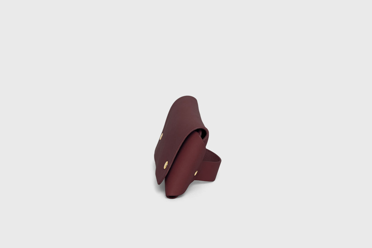 Wallet Pouch with Handle Burgundy Colour Leather Vegetable Tanned Modern Minimal Design Premium Quality Atelier Madre Manuel Dreesmann Barcelona 3