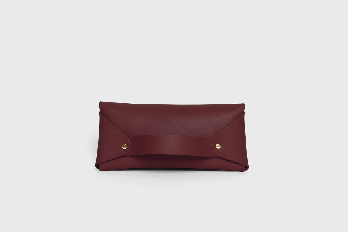 Wallet Pouch with Handle Burgundy Colour Leather Vegetable Tanned Modern Minimal Design Premium Quality Atelier Madre Manuel Dreesmann Barcelona 4