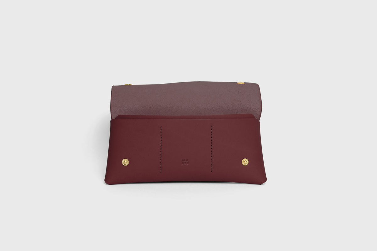 Wallet Pouch with Handle Burgundy Colour Leather Vegetable Tanned Modern Minimal Design Premium Quality Atelier Madre Manuel Dreesmann Barcelona 5