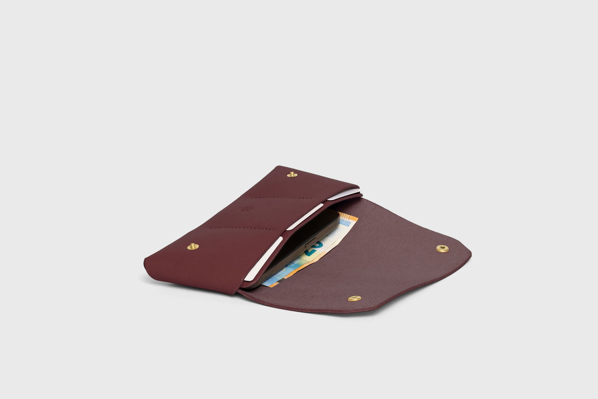 Wallet Pouch with Handle Burgundy Colour Leather Vegetable Tanned Modern Minimal Design Premium Quality Atelier Madre Manuel Dreesmann Barcelona 6