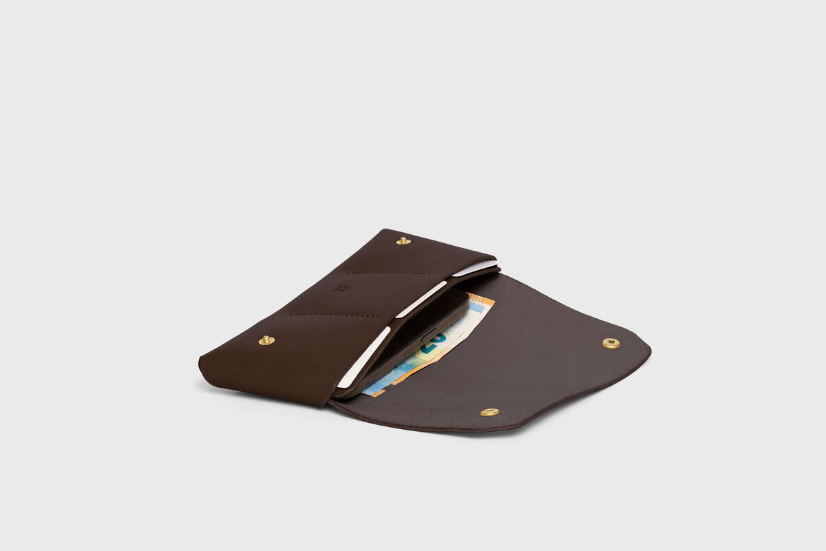 Wallet Pouch with Handle Chocolate Brown Colour Leather Vegetable Tanned Modern Minimal Design Premium Quality Atelier Madre Manuel Dreesmann Barcelona 6