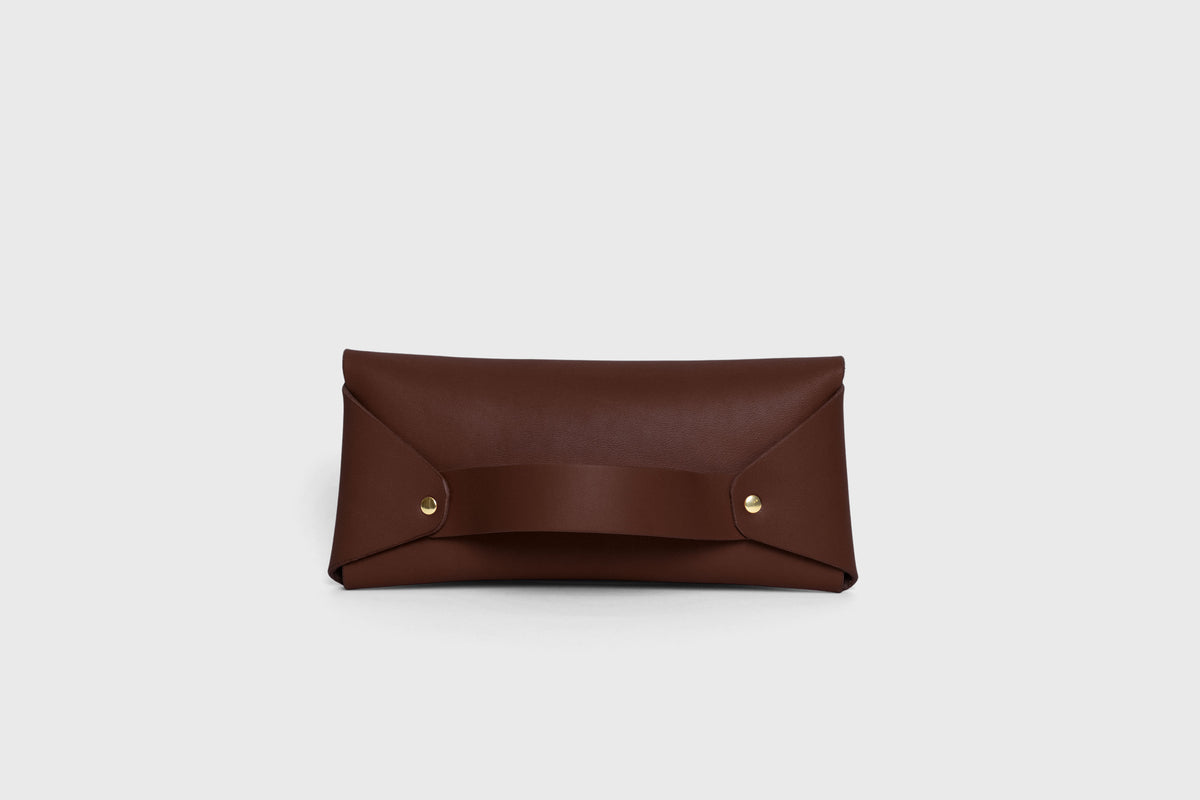 Wallet Pouch with Handle Dark Brown Colour Leather Vegetable Tanned Modern Minimal Design Premium Quality Atelier Madre Manuel Dreesmann Barcelona 4