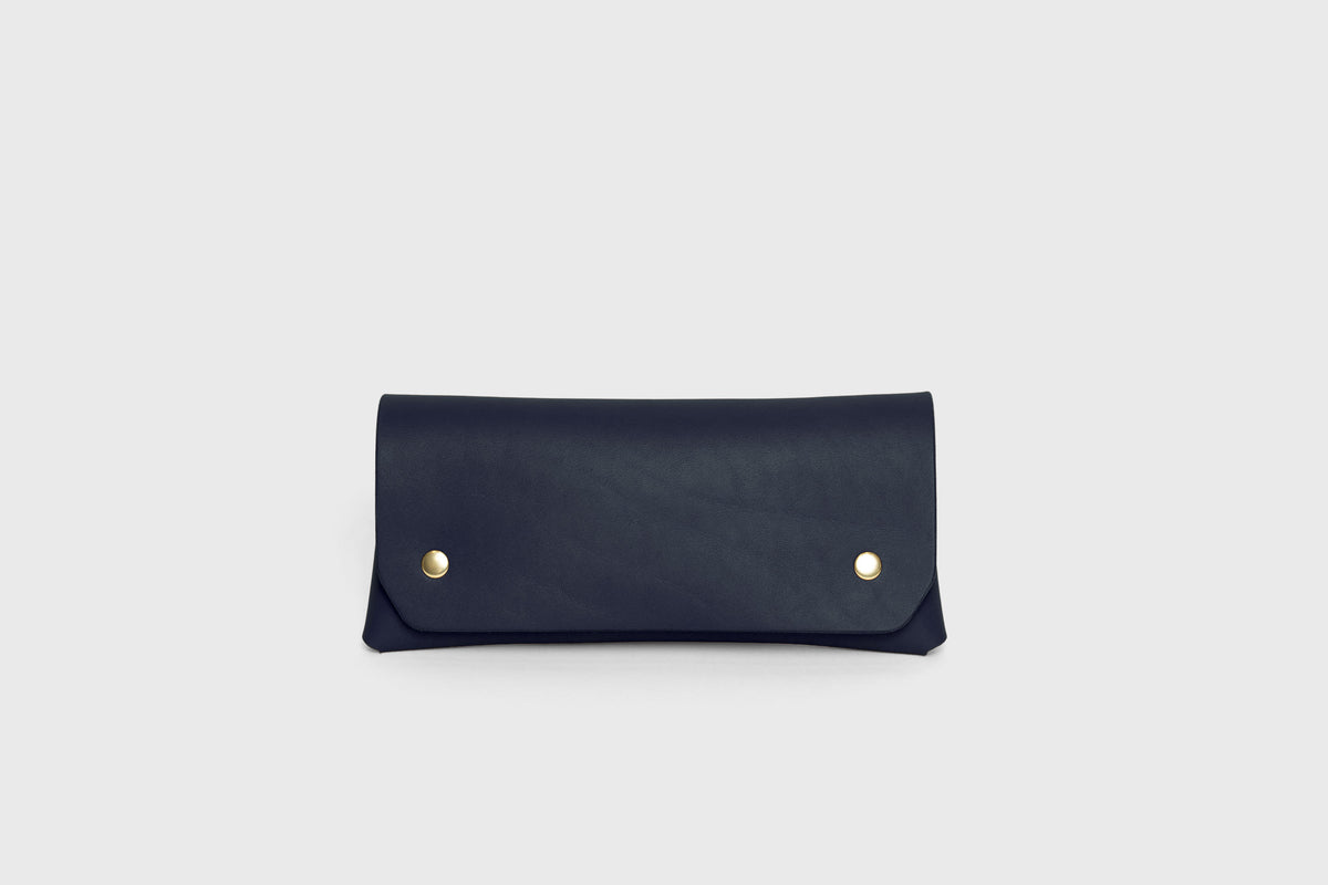 Wallet Pouch with Handle Marine Blue Colour Leather Vegetable Tanned Modern Minimal Design Premium Quality Atelier Madre Manuel Dreesmann Barcelona 1