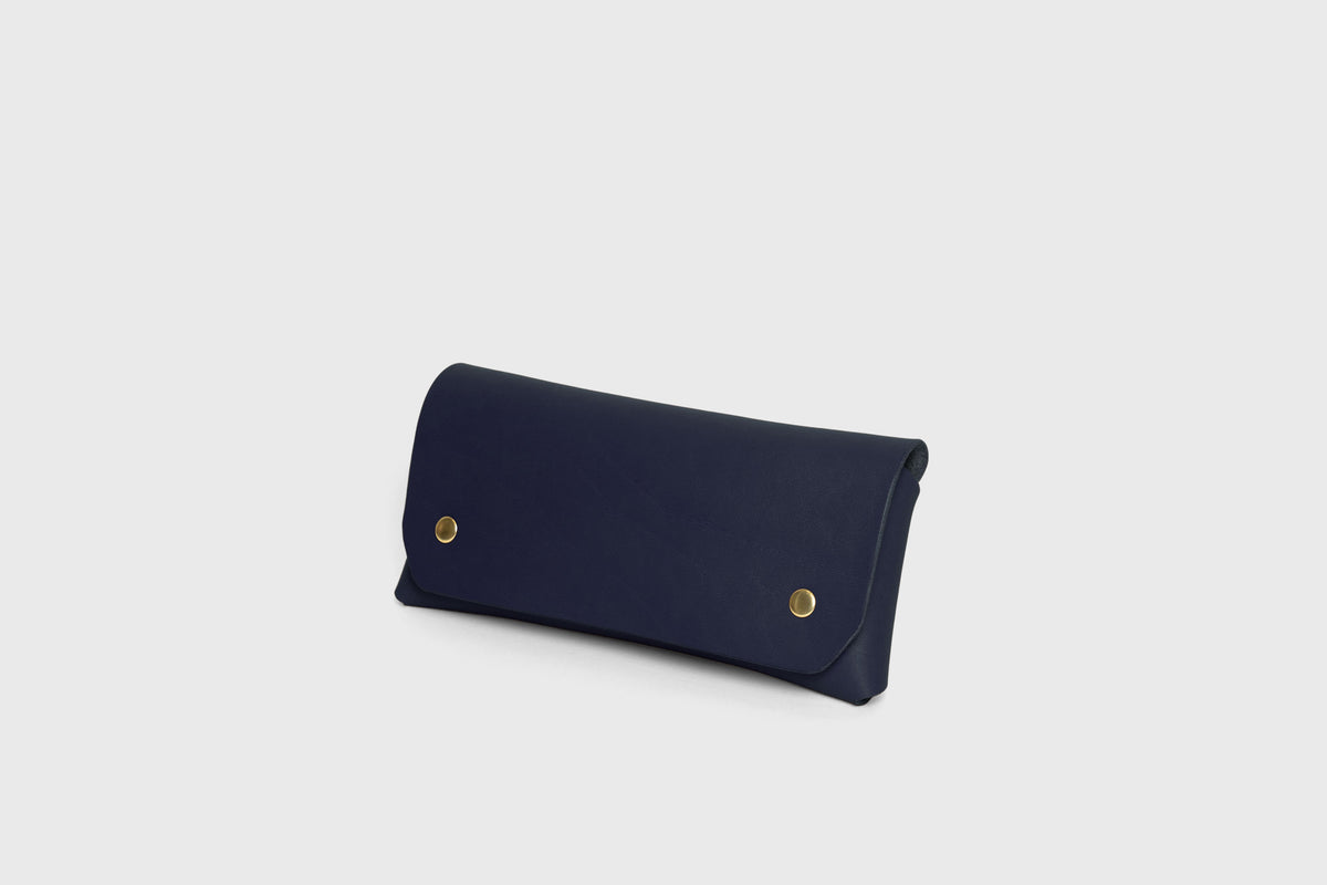 Wallet Pouch with Handle Marine Blue Colour Leather Vegetable Tanned Modern Minimal Design Premium Quality Atelier Madre Manuel Dreesmann Barcelona 2