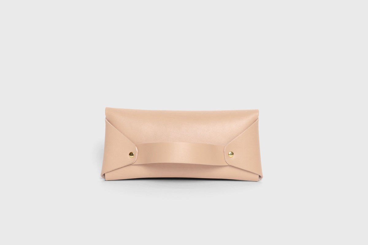 Wallet Pouch with Handle Natural Colour Leather Vegetable Tanned Modern Minimal Design Premium Quality Atelier Madre Manuel Dreesmann Barcelona 4