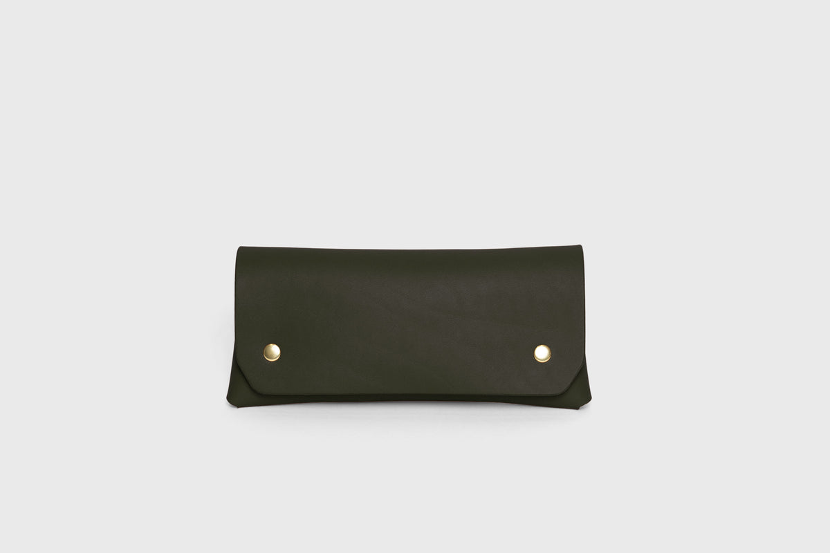 Wallet Pouch with Handle Olive Green Colour Leather Vegetable Tanned Modern Minimal Design Premium Quality Atelier Madre Manuel Dreesmann Barcelona 1