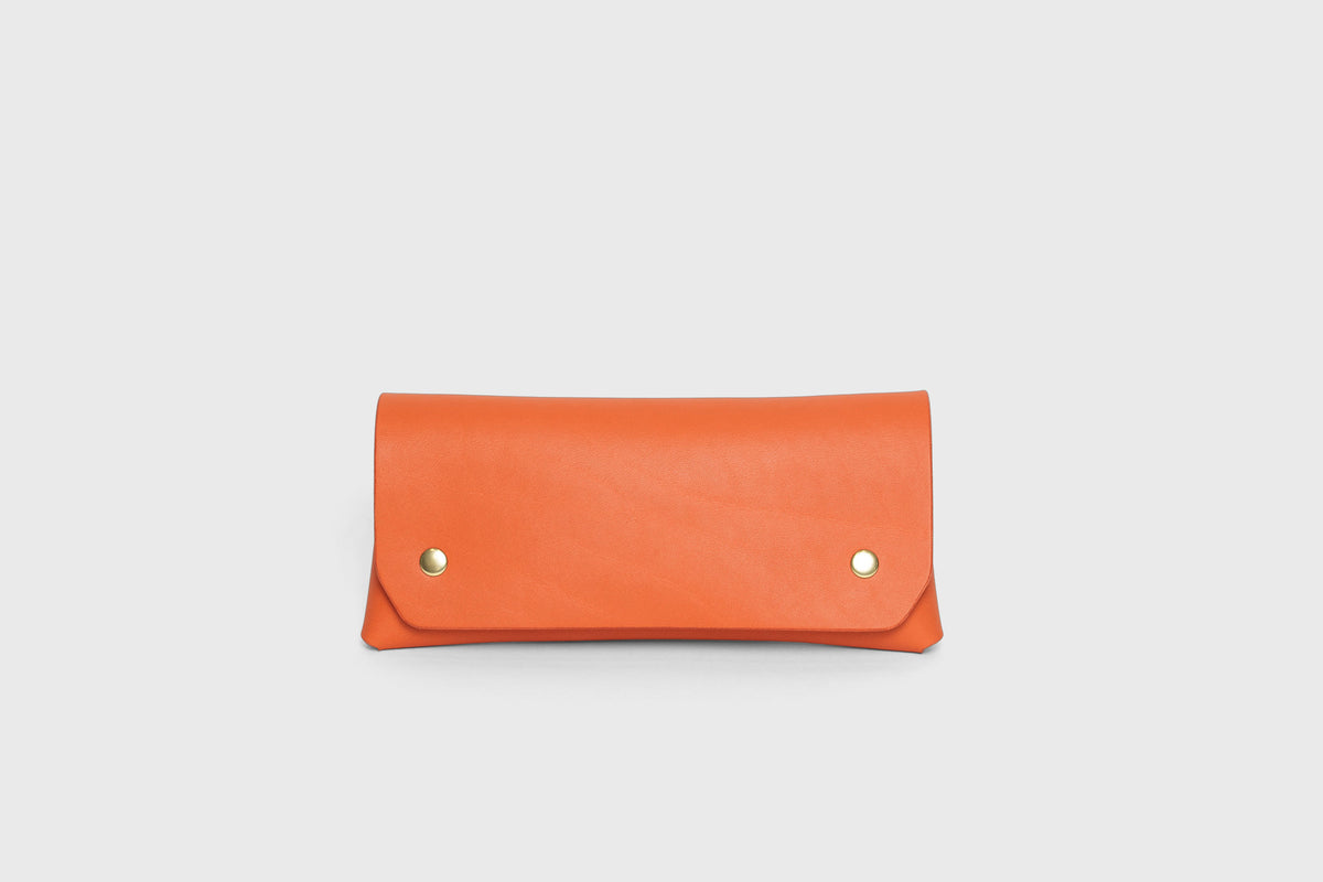 Wallet Pouch with Handle Orange Colour Leather Vegetable Tanned Modern Minimal Design Premium Quality Atelier Madre Manuel Dreesmann Barcelona 1