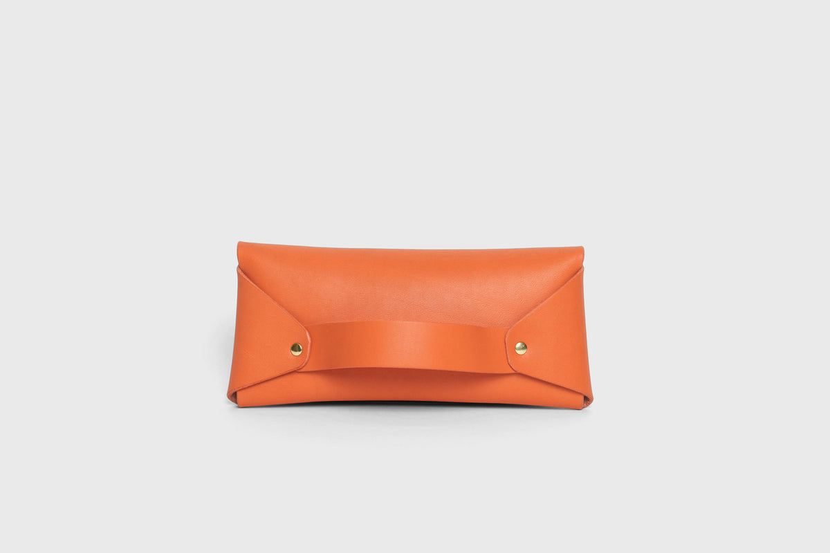 Wallet Pouch with Handle Orange Colour Leather Vegetable Tanned Modern Minimal Design Premium Quality Atelier Madre Manuel Dreesmann Barcelona 4