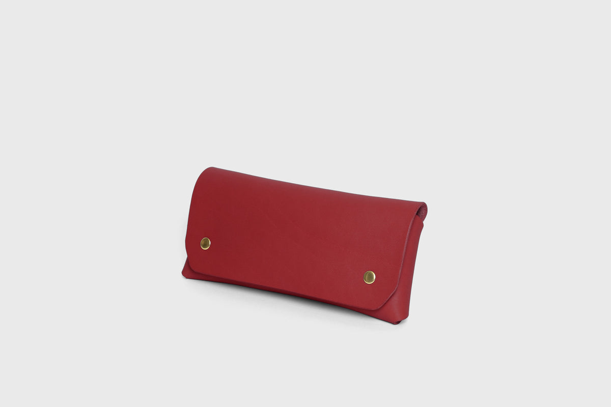 Wallet Pouch with Handle Red Colour Leather Vegetable Tanned Modern Minimal Design Premium Quality Atelier Madre Manuel Dreesmann Barcelona 2