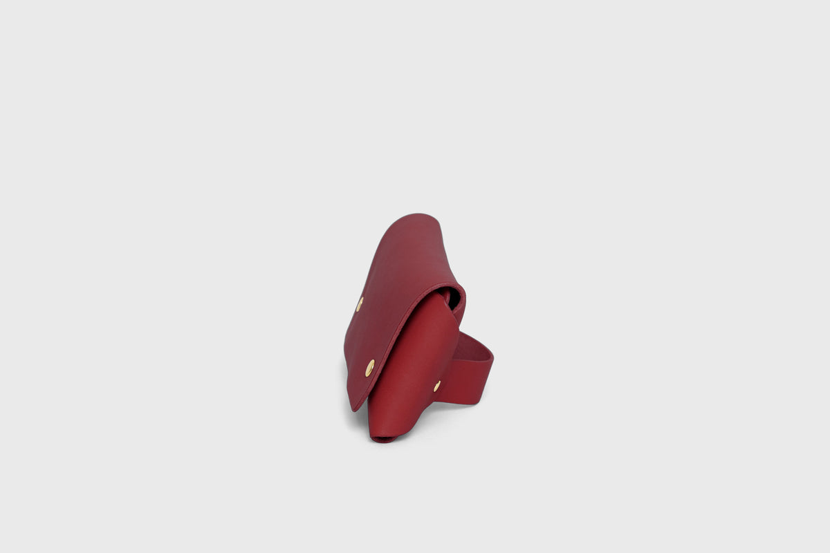 Wallet Pouch with Handle Red Colour Leather Vegetable Tanned Modern Minimal Design Premium Quality Atelier Madre Manuel Dreesmann Barcelona 3