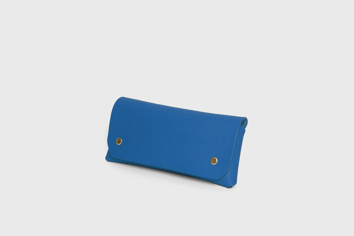 Wallet Pouch with Handle Royal Blue Colour Leather Vegetable Tanned Modern Minimal Design Premium Quality Atelier Madre Manuel Dreesmann Barcelona 2