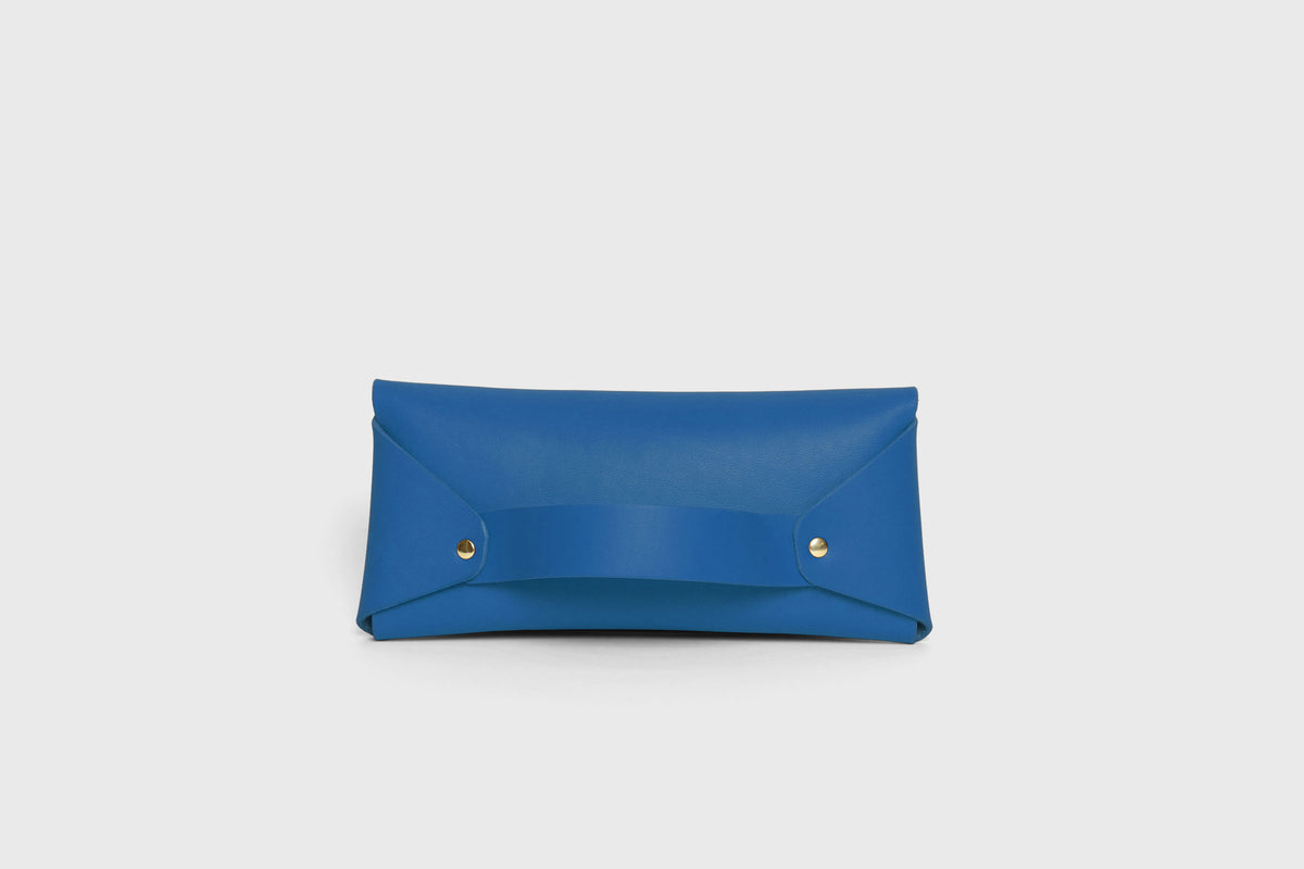 Wallet Pouch with Handle Royal Blue Colour Leather Vegetable Tanned Modern Minimal Design Premium Quality Atelier Madre Manuel Dreesmann Barcelona 4