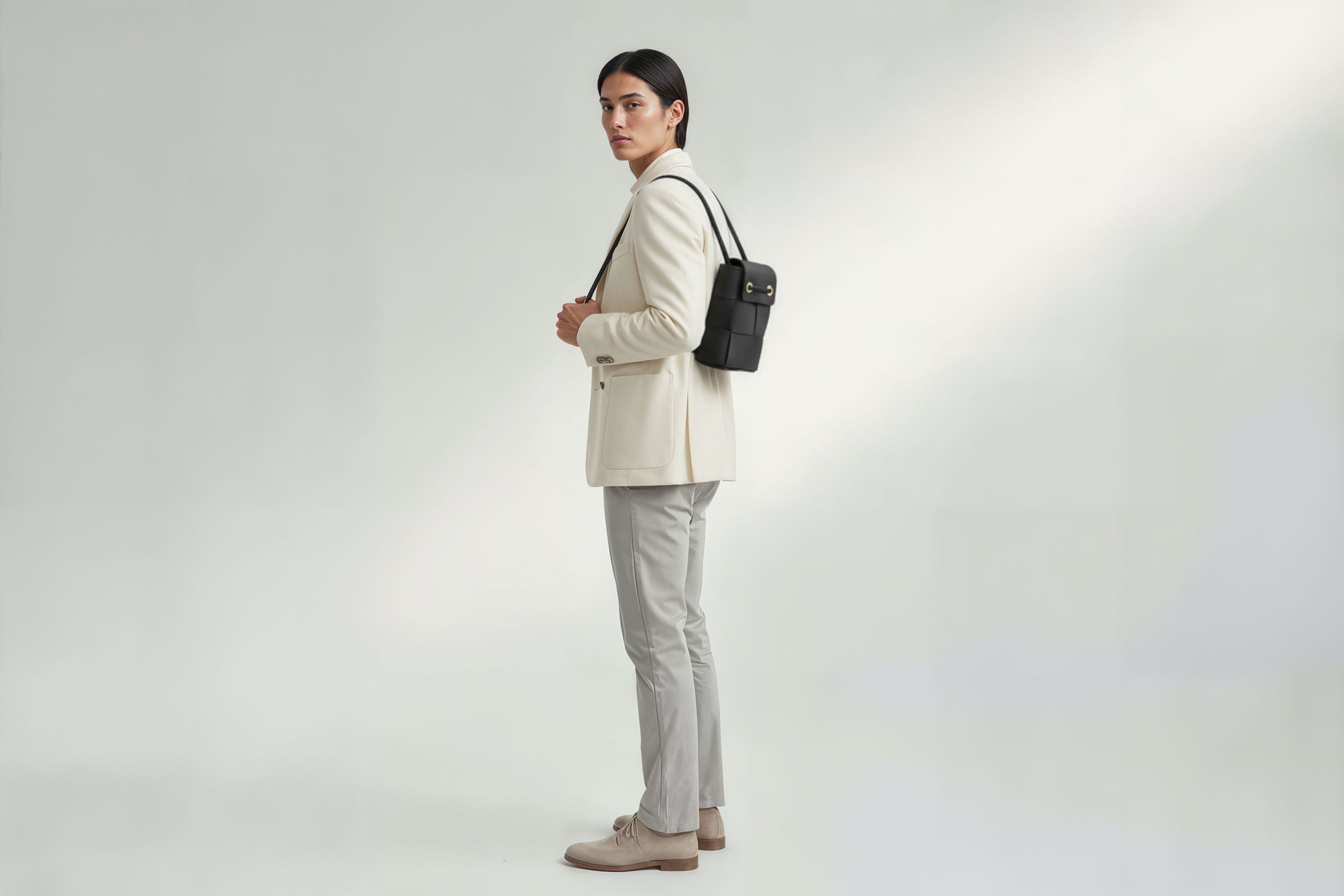 Woven Backpack Medium Black Leather On Model Minimalistic Design Atelier Madre Manuel Dreesmann Barcelona