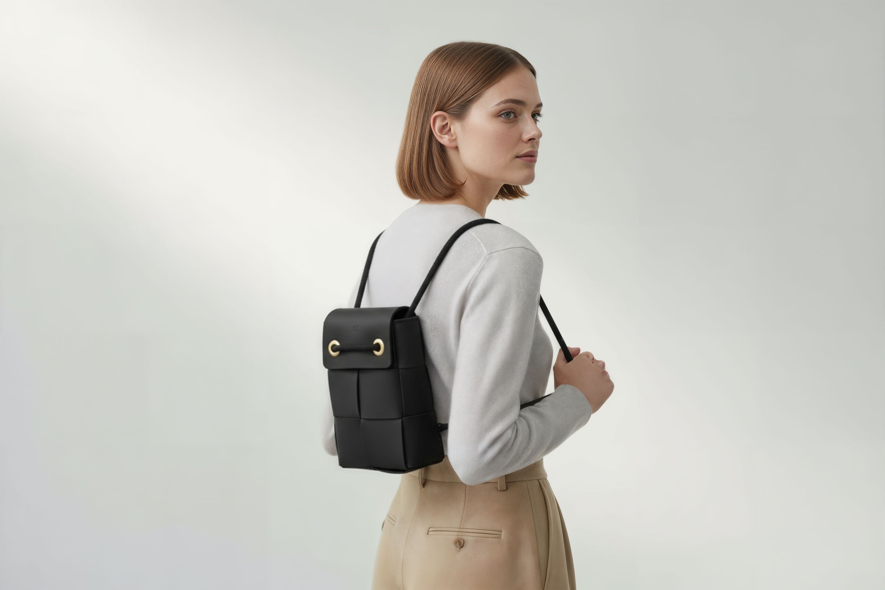 Woven Backpack Medium Black Leather On Model Minimalistic Design Atelier Madre Manuel Dreesmann Barcelona
