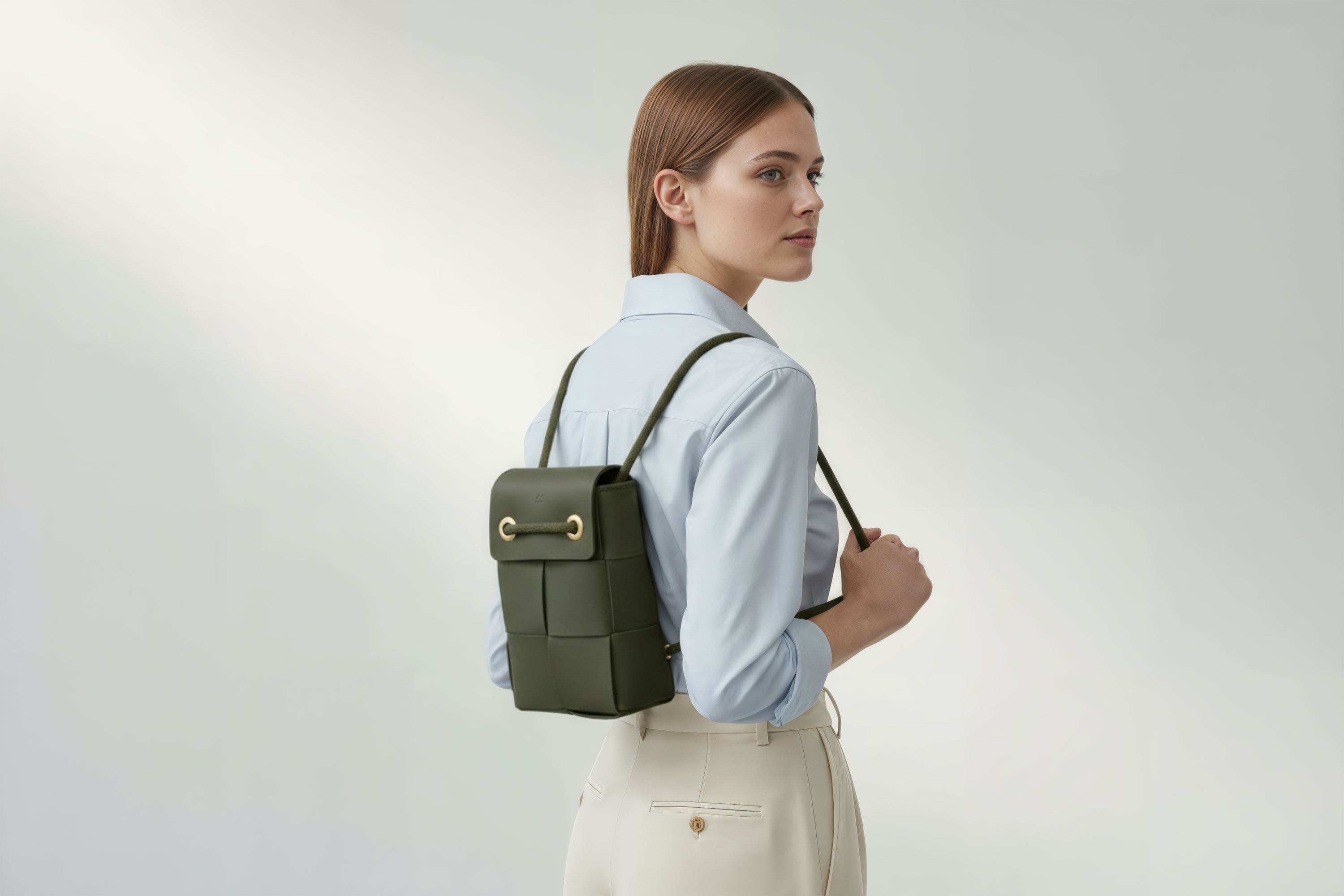 Woven Backpack Medium Olive Green Leather On Model Minimalistic Design Atelier Madre Manuel Dreesmann Barcelona