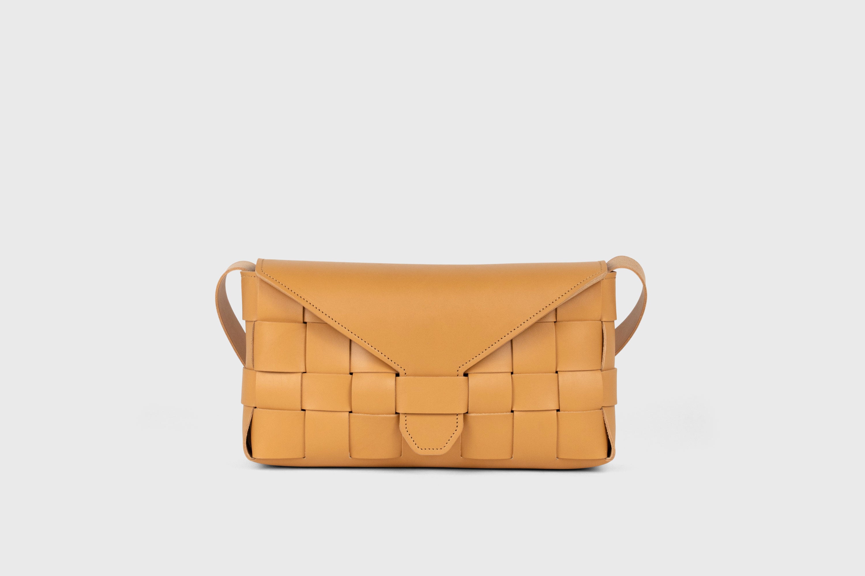 Saka Bag Oversize Woven Leather Brown Color Weave High Quality Premium Crossbody or Shoulder Bag with Flap Modern Design Minimalist Atelier Madre Manuel Dreesmann Barcelona