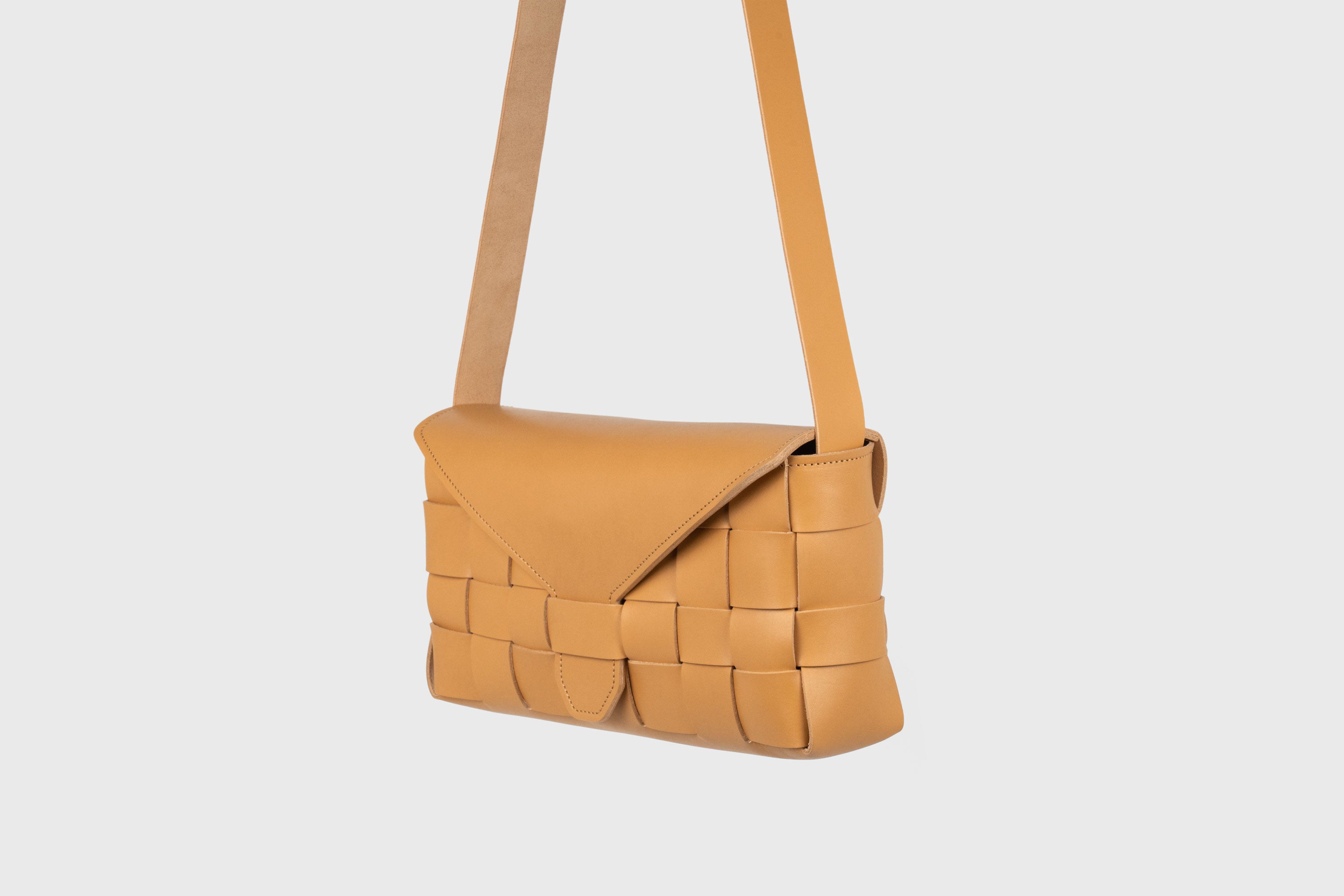 Saka Bag Oversize Woven Leather Brown Color Weave High Quality Premium Crossbody or Shoulder Bag with Flap Modern Design Minimalist Atelier Madre Manuel Dreesmann Barcelona