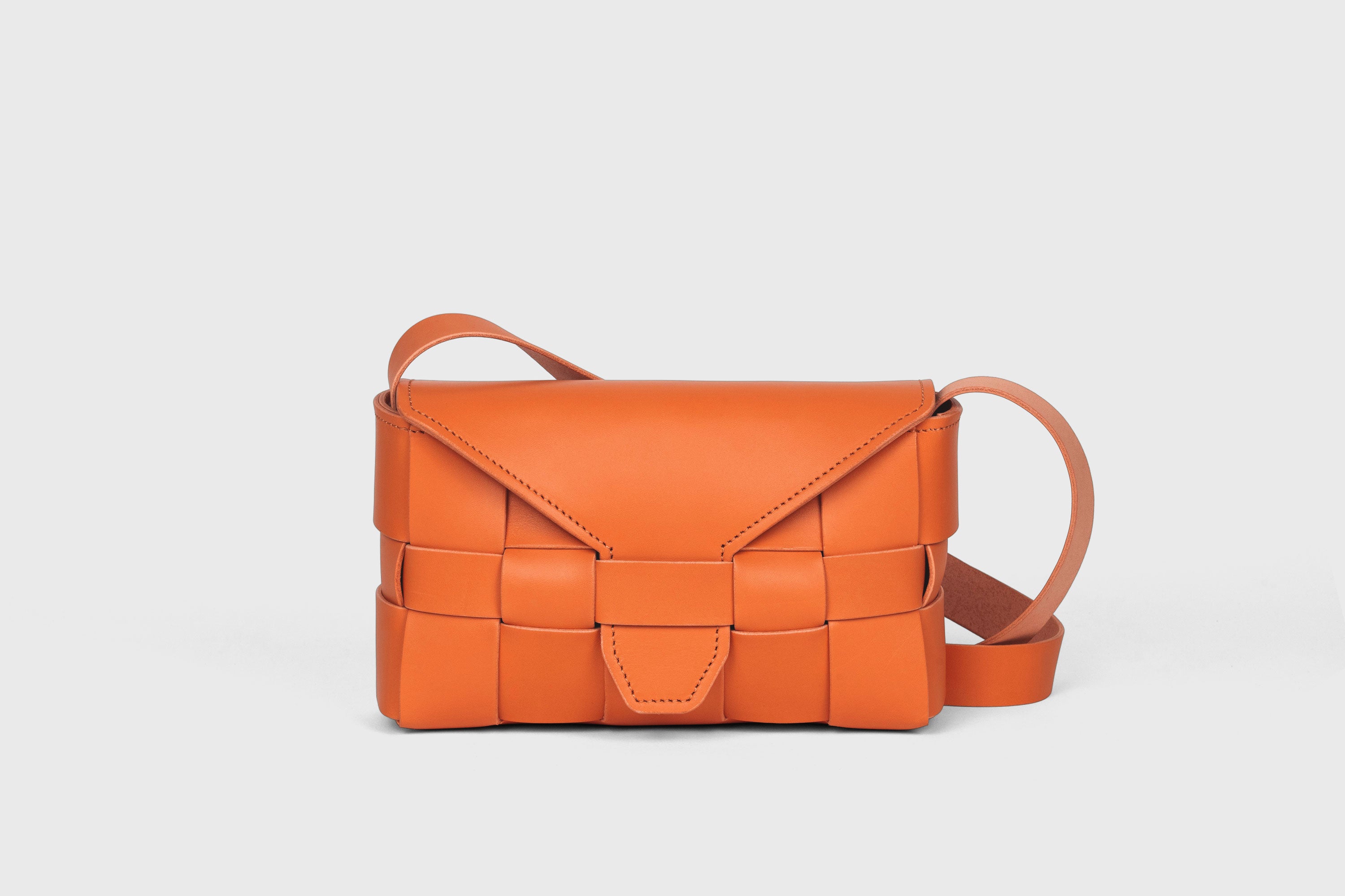 パックマン Saka Woven Bag | Braided Leather Bag | Atelier Madre