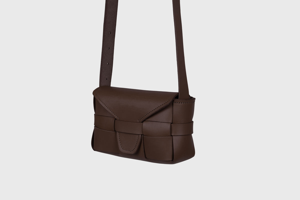 Woven Saka Small Chocolate Brown Woven Leather Bag Atelier Madre Manuel Dreesmann Barcelona Spain 4