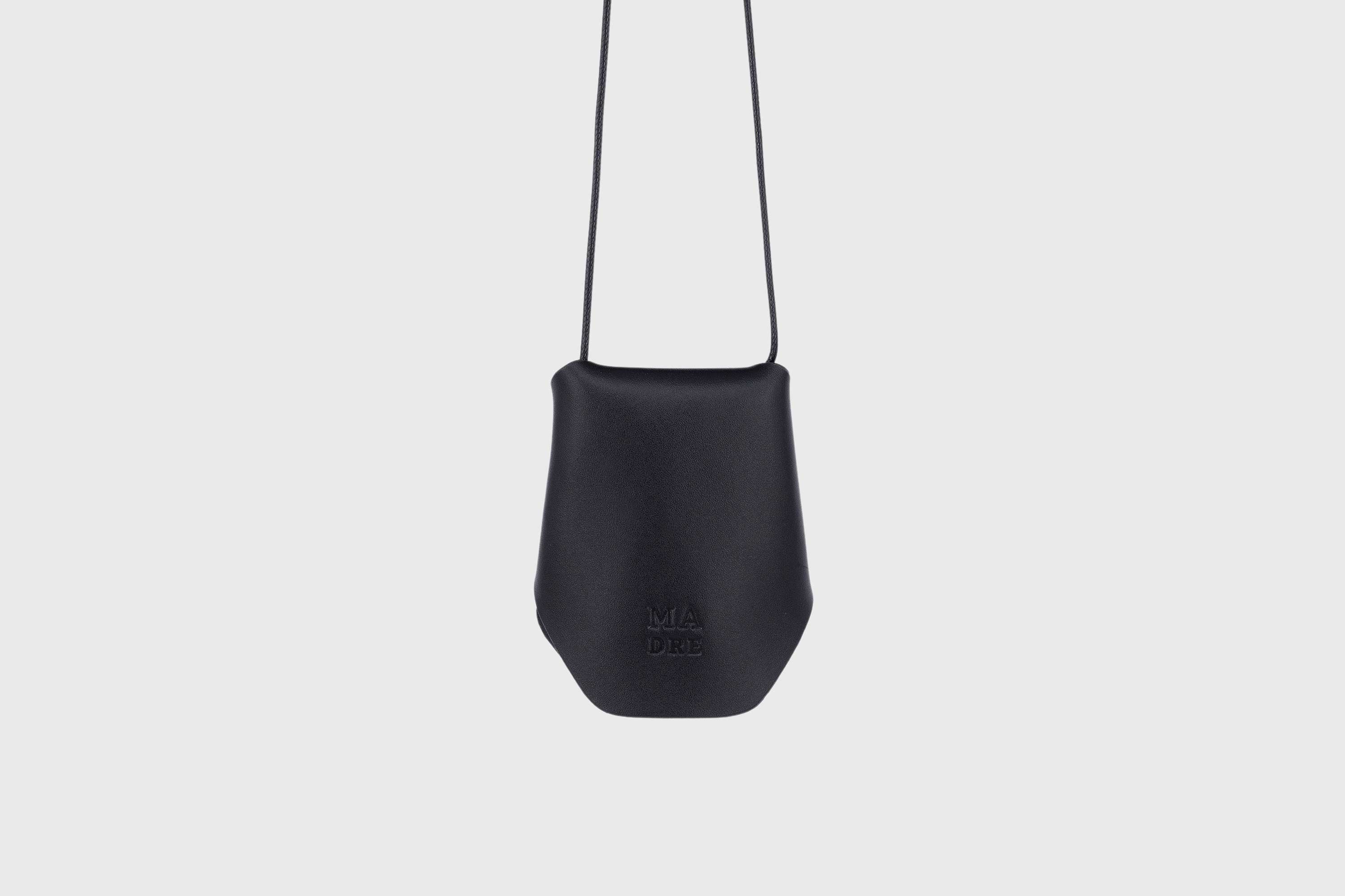 Keyhanger black color pouch leather clochette made out of vegetable tanned leather designed by atelier madre manuel dreesmann barcelona