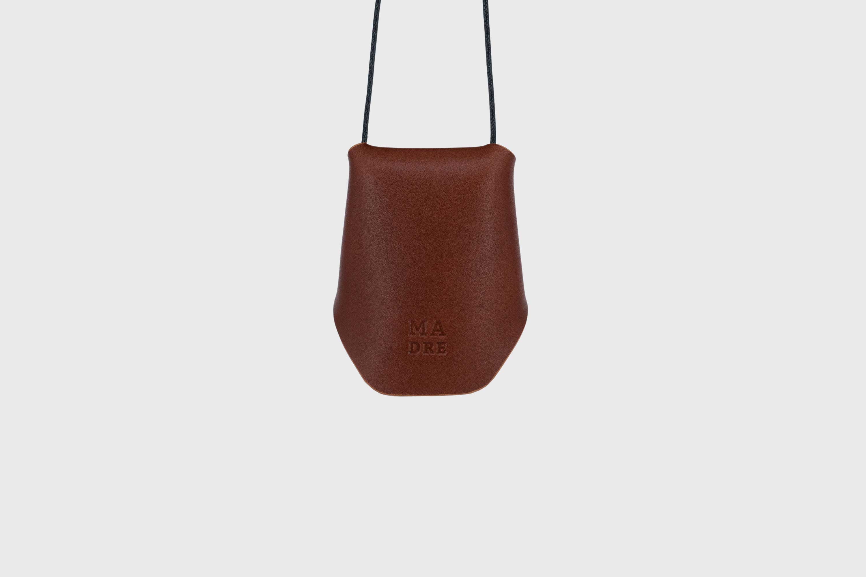 Keyhanger brown color pouch leather clochette made out of vegetable tanned leather designed by atelier madre manuel dreesmann barcelona