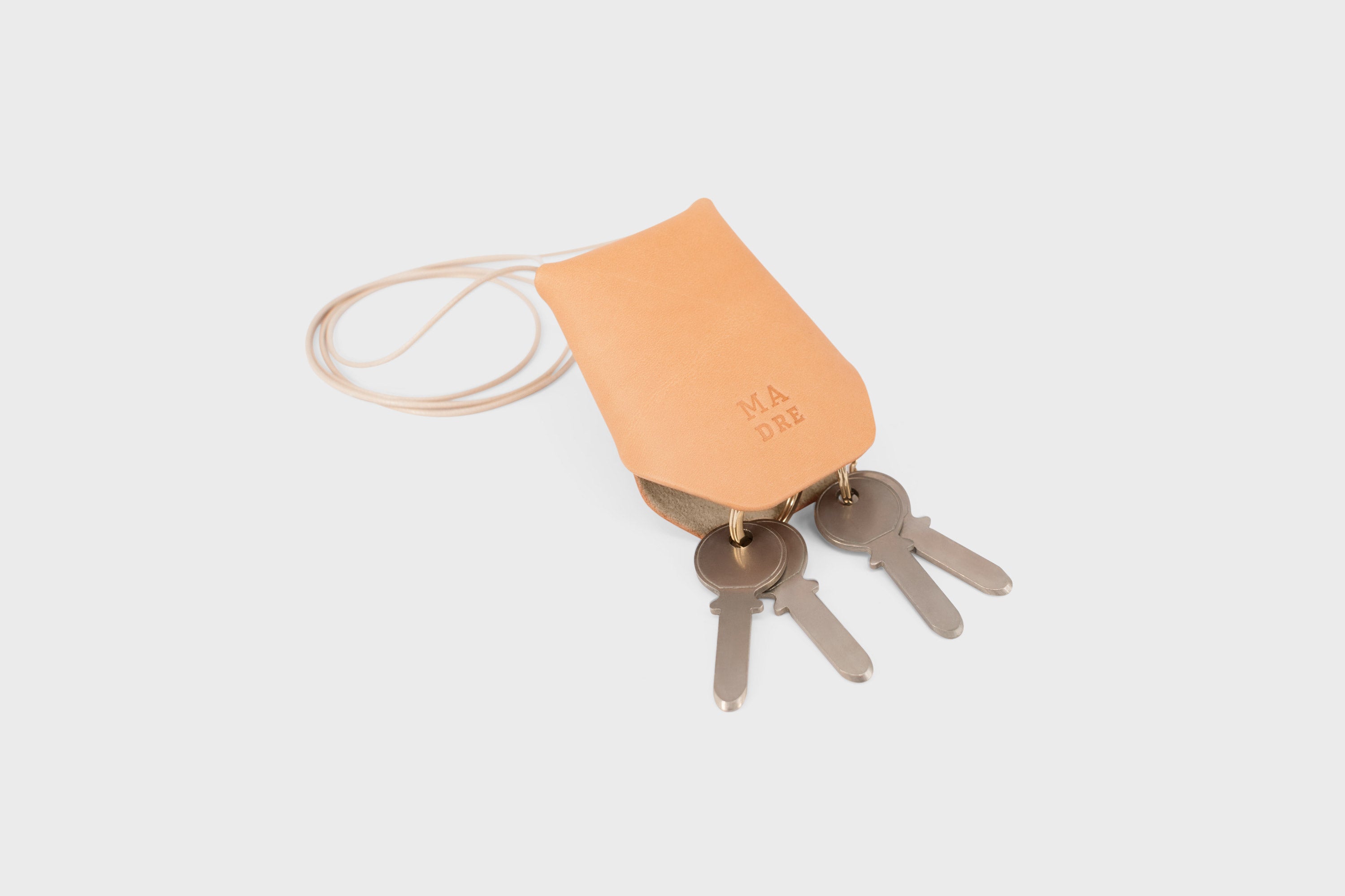 Keyhanger brown color pouch leather clochette made out of vegetable tanned leather designed by atelier madre manuel dreesmann barcelona