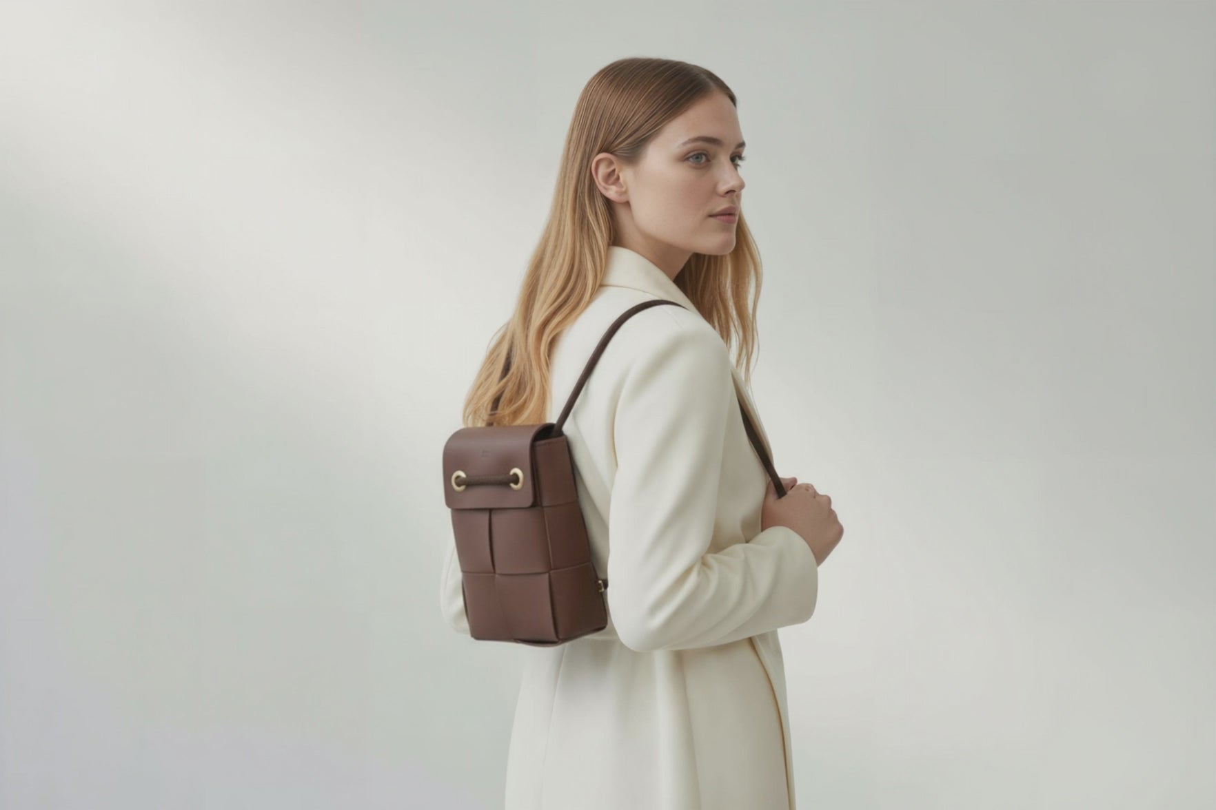 Woven Backpack Medium Dark Brown Leather On Model Minimalistic Design Atelier Madre Manuel Dreesmann Barcelona