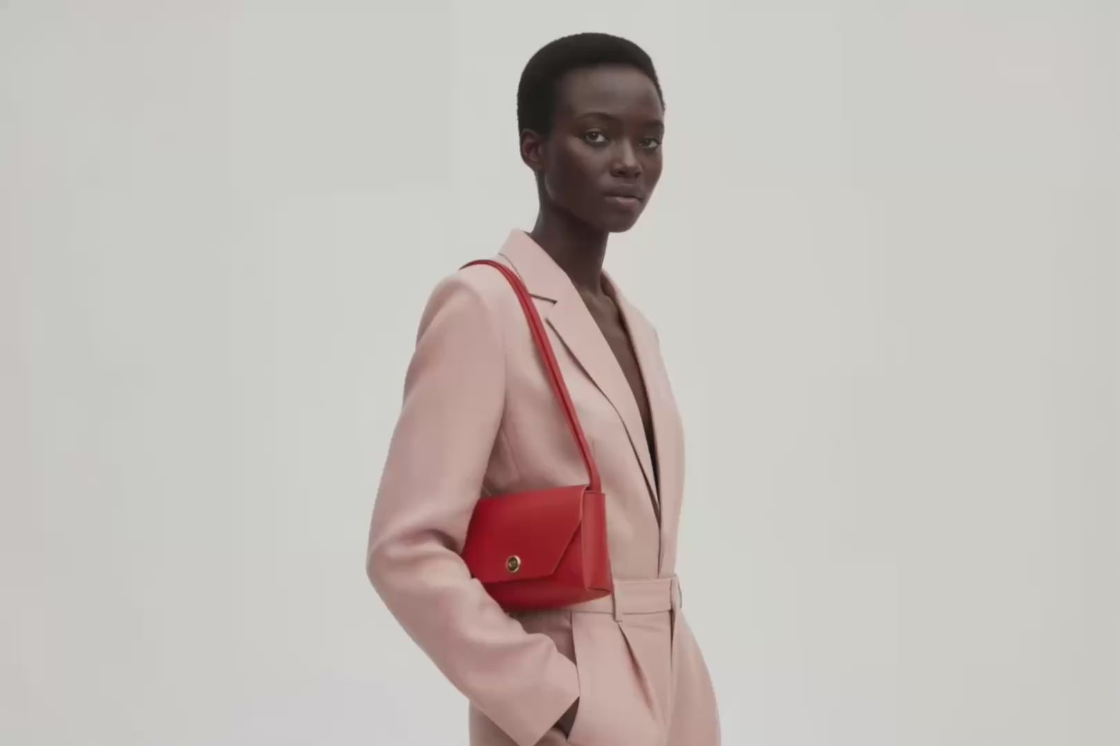 Brick Bag Red Color Leather On Model Bright Background Vegetable Tanned Leather Loop Video Modern Minimalist Design Premium Quality Atelier Madre Manuel Dreesmann Barcelona Spain