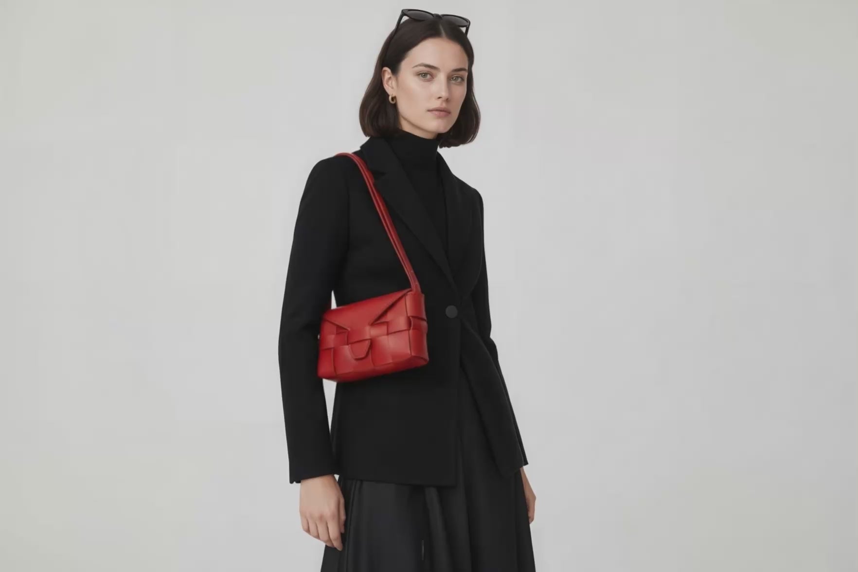 Woven Leather Bag Saka Bag Red Color Leather On Woman Model Bright Background Vegetable Tanned Leather Modern Minimalist Design Premium Quality Atelier Madre Manuel Dreesmann Barcelona Spain Video Loop
