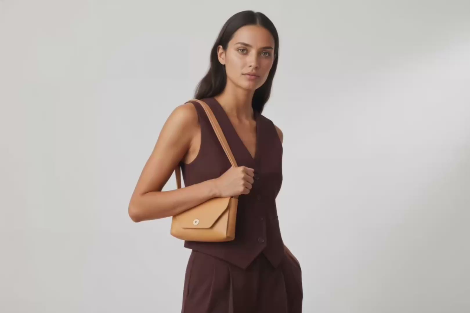 Brick Bag Brown Color Leather On Model Bright Background Vegetable Tanned Leather Loop Video Modern Minimalist Design Premium Quality Atelier Madre Manuel Dreesmann Barcelona Spain