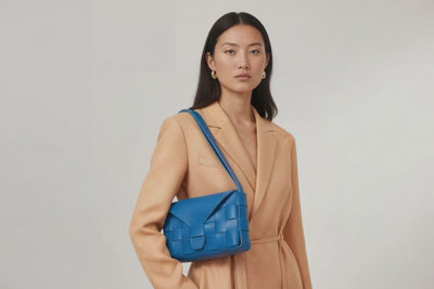 Leather Bag Royal Blue Color Big Saka On A Woman Model Loop Video Braided  Vegetable Tanned Leather Modern Minimalist Design Premium Quality Atelier Madre Manuel Dreesmann Barcelona Spain