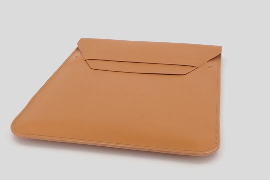 Leather Case For MacBook Brown Color Vertical 360 Degree Turntable Video Closure Protection Business Modern Minimalist Design Handcrafted High Quality Full Grain Vegetable Tanned Leather Atelier Madre Manuel Dreesmann Barcelona Spain