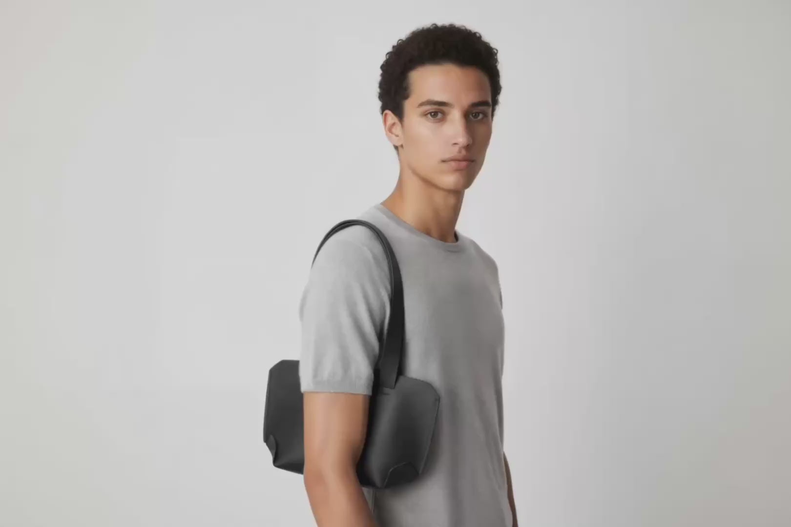 Medium Tote Bag Black Color On Model Video Loop Leather Premium Quality Minimalist Modern Design Atelier Madre Manuel Dreesmann Barcelona Spain
