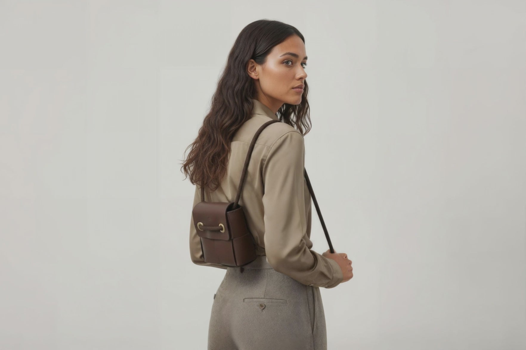 Woven Backpack Small Dark Brown Leather On Model Minimalistic Design Atelier Madre Manuel Dreesmann Barcelona 