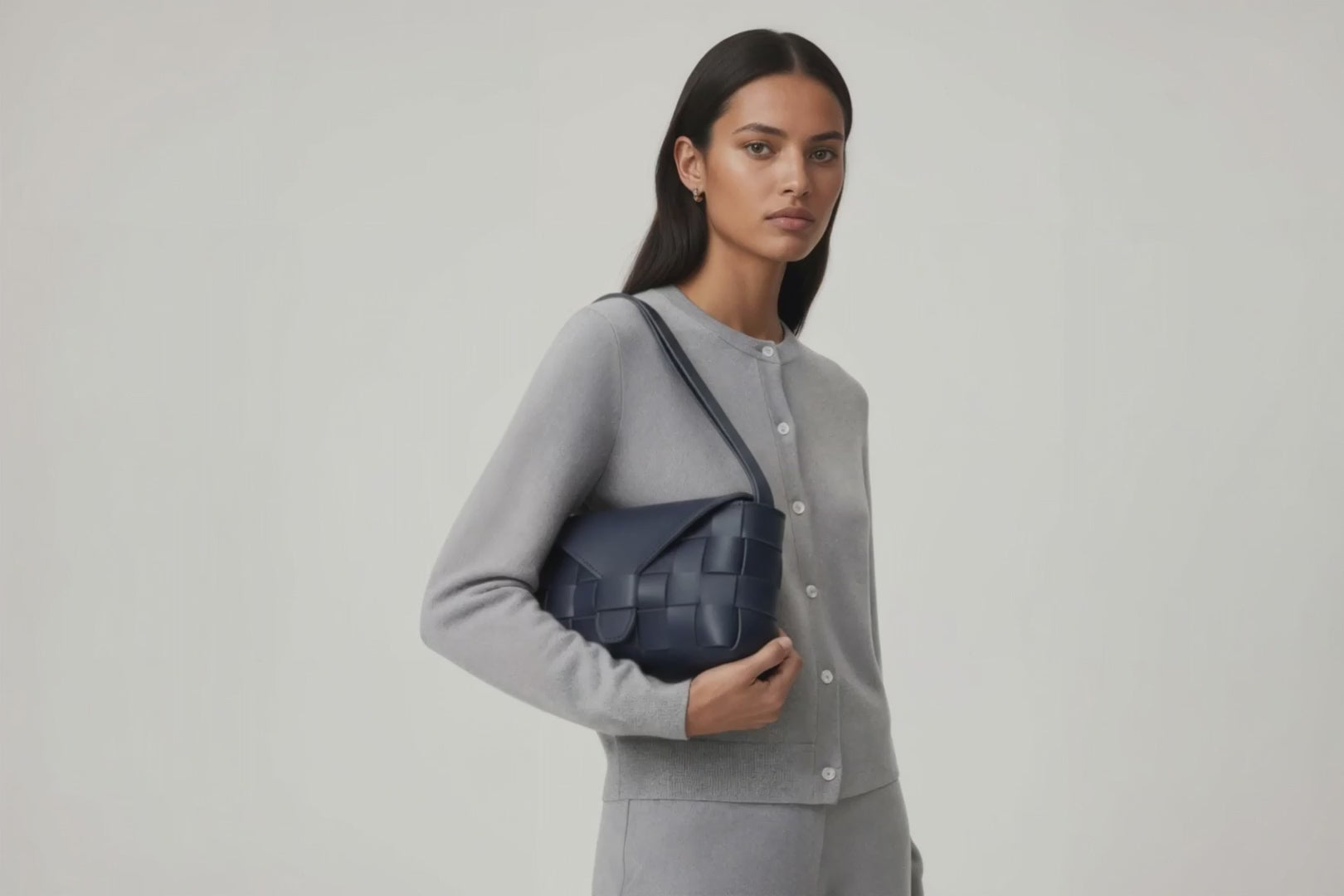 Leather Bag Marine Blue Color Big Saka On A Woman Model Loop Video Braided  Vegetable Tanned Leather Modern Minimalist Design Premium Quality Atelier Madre Manuel Dreesmann Barcelona Spain