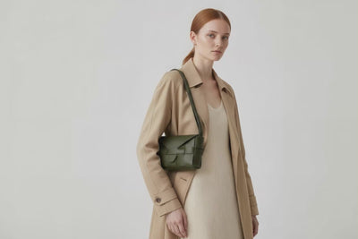 Woven Leather Bag Saka Bag Olive Green Color Leather On Woman Model Bright Background Vegetable Tanned Leather Modern Minimalist Design Premium Quality Atelier Madre Manuel Dreesmann Barcelona Spain Video Loop