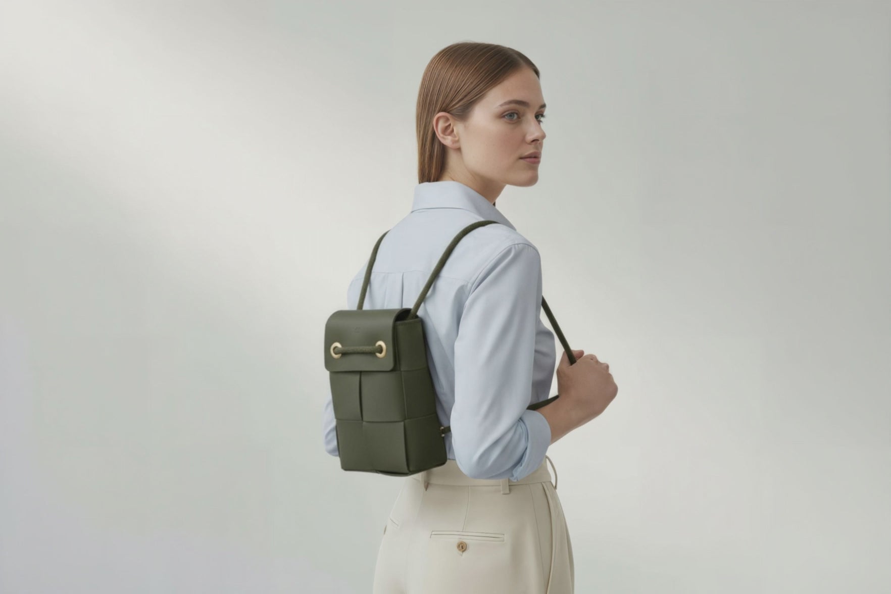 Woven Backpack Medium Olive Green Leather On Model Minimalistic Design Atelier Madre Manuel Dreesmann Barcelona