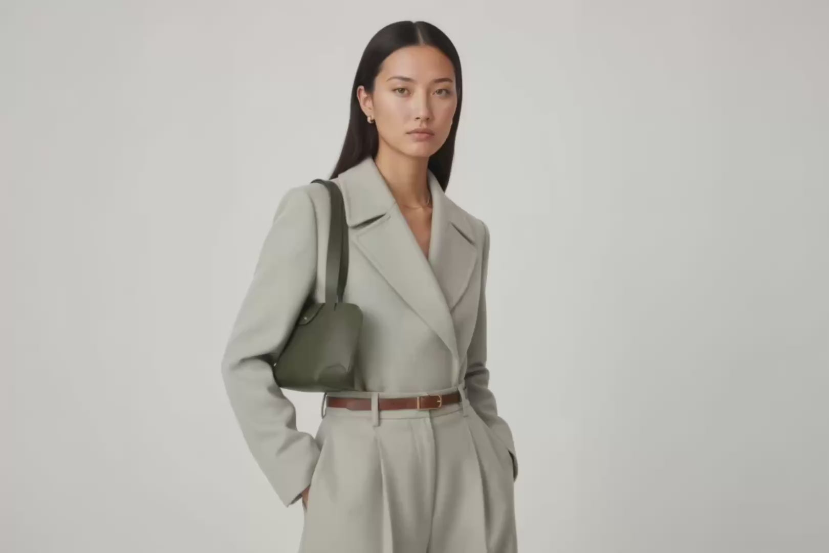 Medium Tote Bag Olive Green Color On Model Video Loop Leather Premium Quality Minimalist Modern Design Atelier Madre Manuel Dreesmann Barcelona Spain