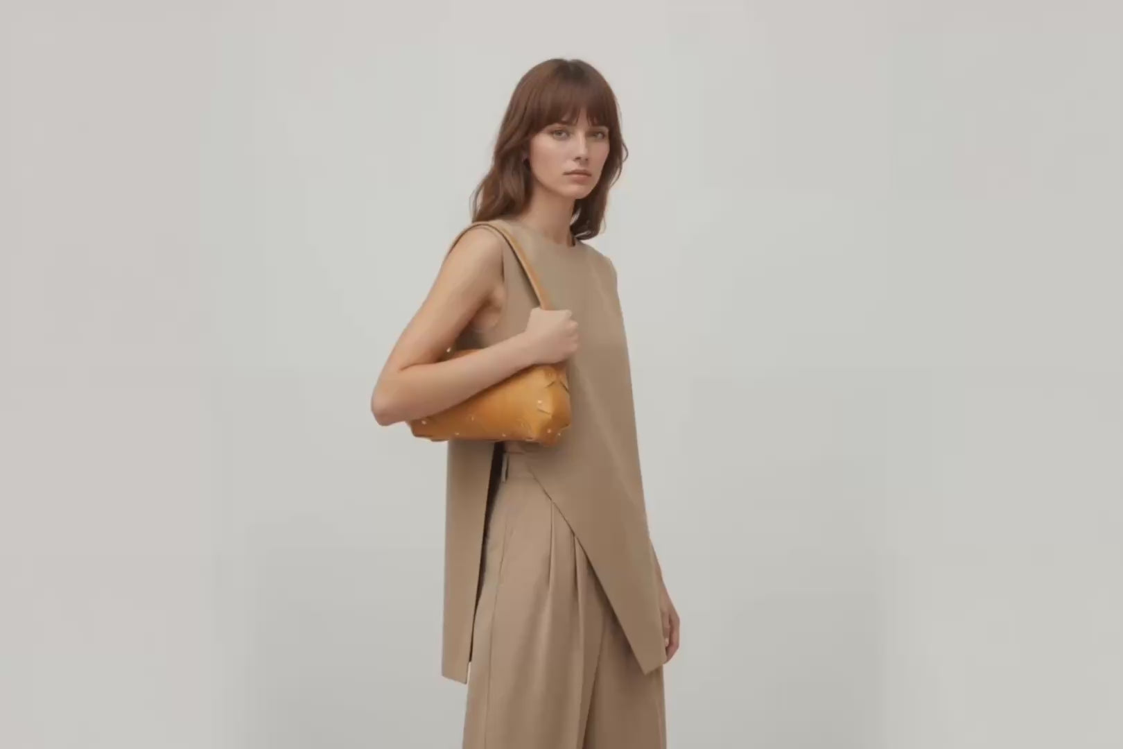 Fiona Bag Brown Color Leather On Model Bright Background Vegetable Tanned Leather Video Loop Walking Modern Minimalist Design Premium Quality Atelier Madre Manuel Dreesmann Barcelona Spain