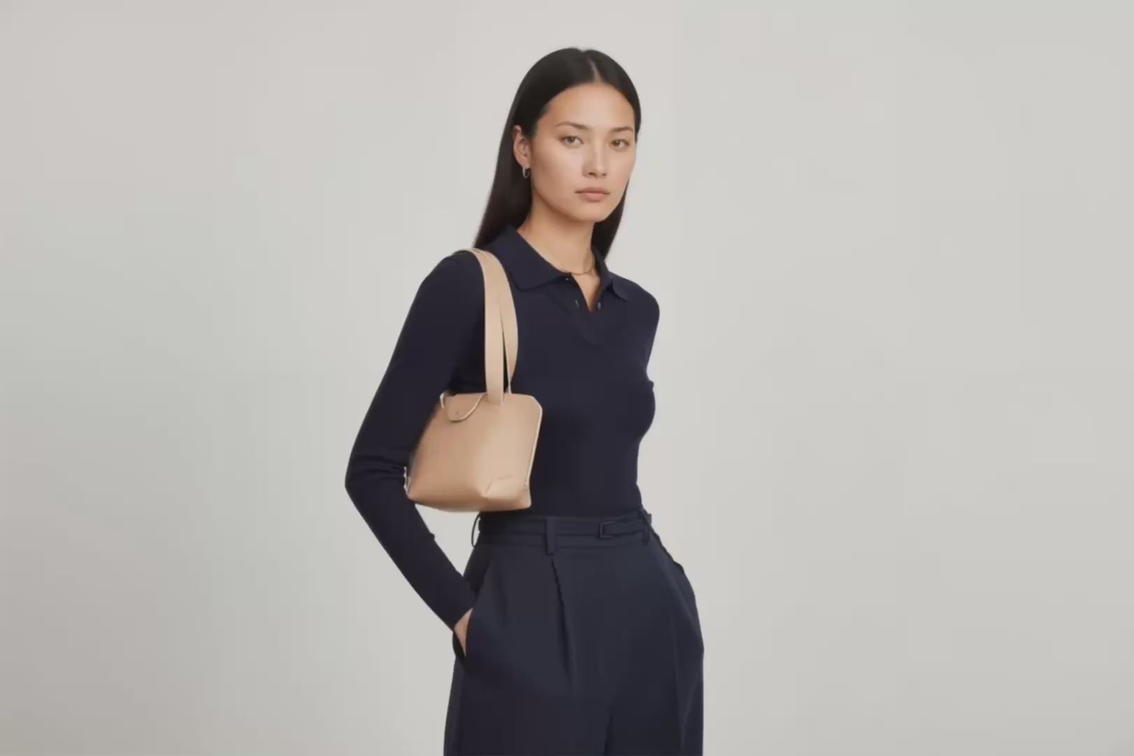 Medium Tote Bag Natural Color On Model Video Loop Leather Premium Quality Minimalist Modern Design Atelier Madre Manuel Dreesmann Barcelona Spain
